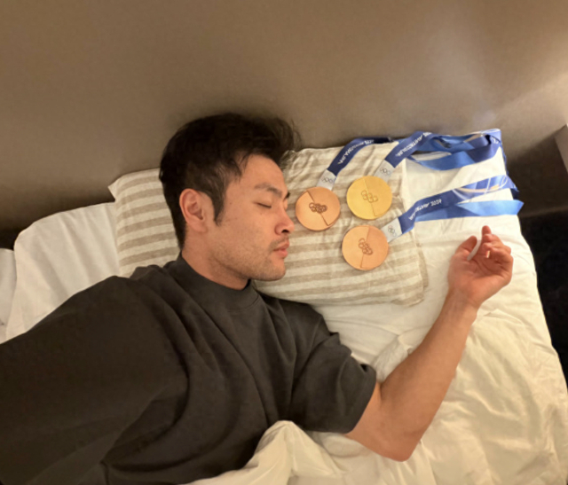 最快足球比分直播-宁忠岩“凡尔赛”晒图：元宵节的月亮圆，还是我手里的金饼圆？|冬奥会|AC米兰|米兰冬奥会|速度滑冰|乔丹_新浪新闻